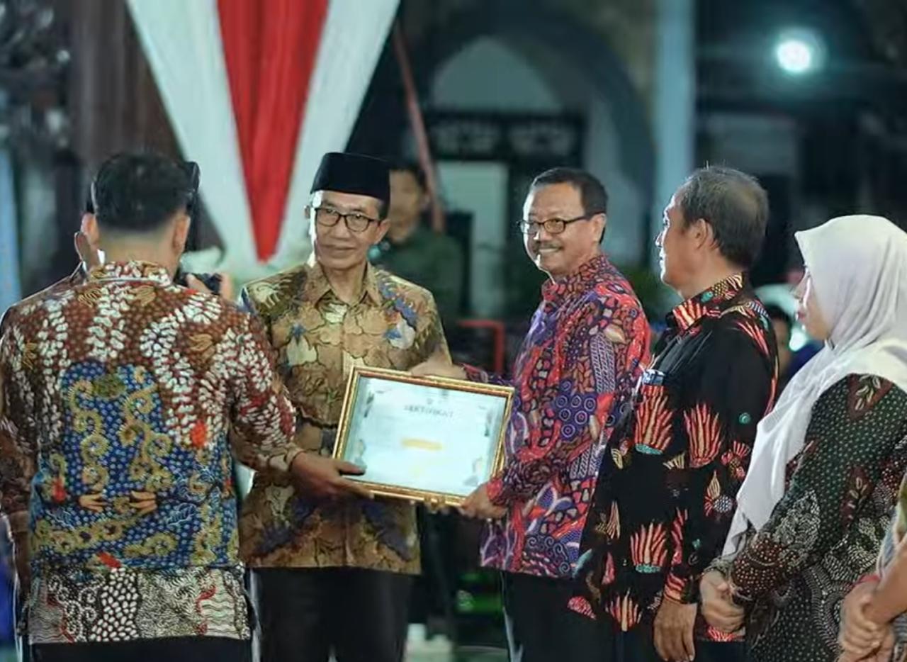 Read more about the article Dispendukcapil Kabupaten Pamekasan raih juara pertama dalam ajang PPID Award Tahun 2025